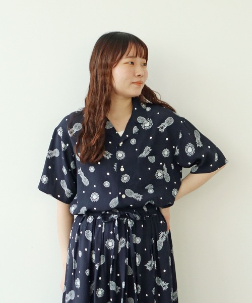 PAR ICI（パーリッシィ）の「パイナップルひまわりプリント アロハシャツ(セットアップ対応)（シャツ/ブラウス・レディース・ネイビー・FREE）」の2枚目の写真