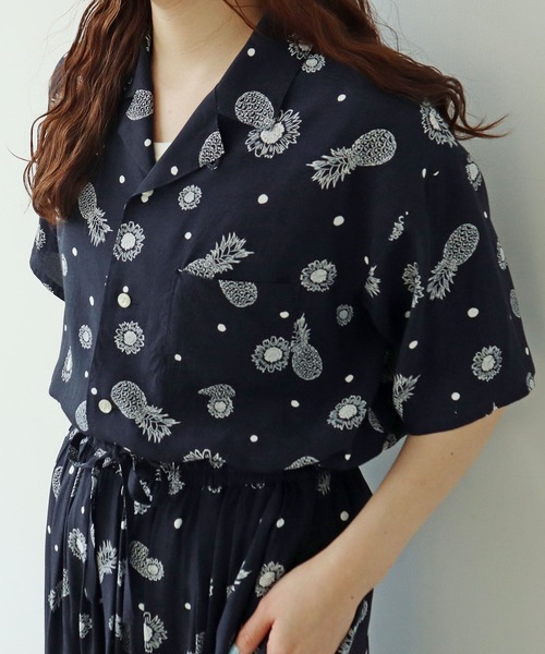PAR ICI（パーリッシィ）の「パイナップルひまわりプリント アロハシャツ(セットアップ対応)（シャツ/ブラウス・レディース・ネイビー・FREE）」の6枚目の写真