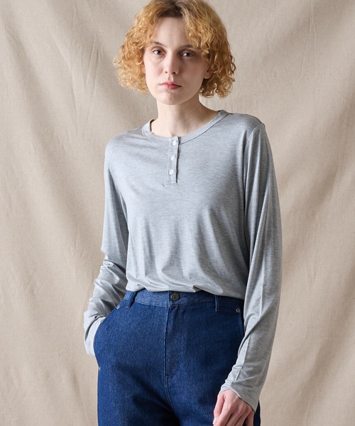 Eddie Bauer（エディーバウアー）の「エッセンシャル ヘンリーネックシャツ（Tシャツ/カットソー・レディース・ホワイト/杢グレー/ダークベージュ・XL/L/M/S）」の2枚目の写真