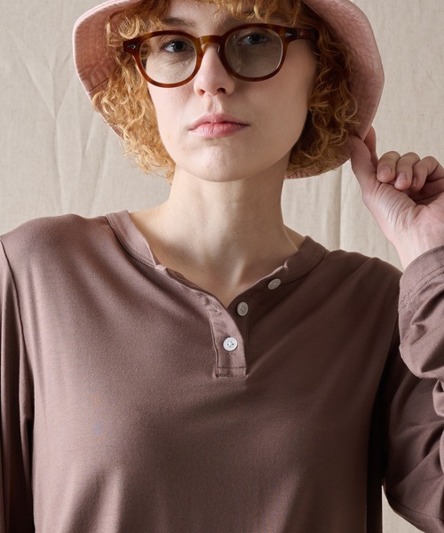Eddie Bauer（エディーバウアー）の「エッセンシャル ヘンリーネックシャツ（Tシャツ/カットソー・レディース・ホワイト/杢グレー/ダークベージュ・XL/L/M/S）」の11枚目の写真
