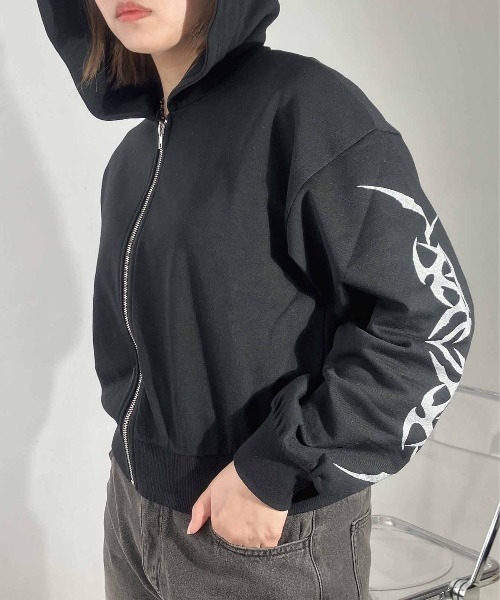 AS KNOW AS plus(アズノゥアズプラス)の「〇Y2K エンジェルウィング グラフィック クロップド丈パーカー(パーカー・レディース・ブラック/オフホワイト/杢グレー・FREE)」の16枚目の写真