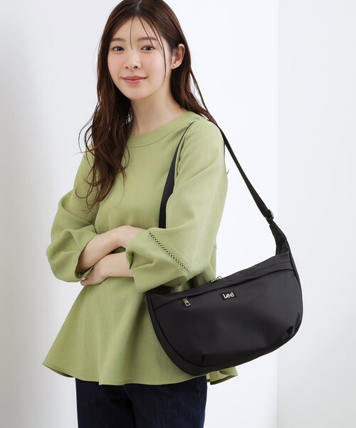 Lee（リー）の「【Lee別注】撥水ポケムーンショルダー（ショルダーバッグ・レディース・ブラック/ダークグレー/ライトイエロー系8/ピンク系1/ライトグレー/ライトグリーン・00）」の2枚目の写真