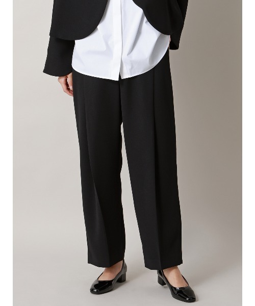 CIS.（シス）の「CIS. タックテーパードパンツ ウォッシャブル ストレッチ ポリエステルカルゼ 無地（スラックス・レディース・オフホワイト/ブラック・36(7号)/38(9号)/40(11号)）」の2枚目の写真