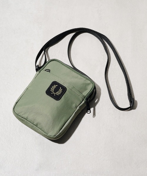 FRED PERRY（フレッドペリー）の「【FRED PERRY】CRINKLE NLYON SMALL SIDE L3341/クリンクル ナイロン ミニショルダーバッグ（ショルダーバッグ・メンズ・カーキ/ブラック・FREE）」の2枚目の写真