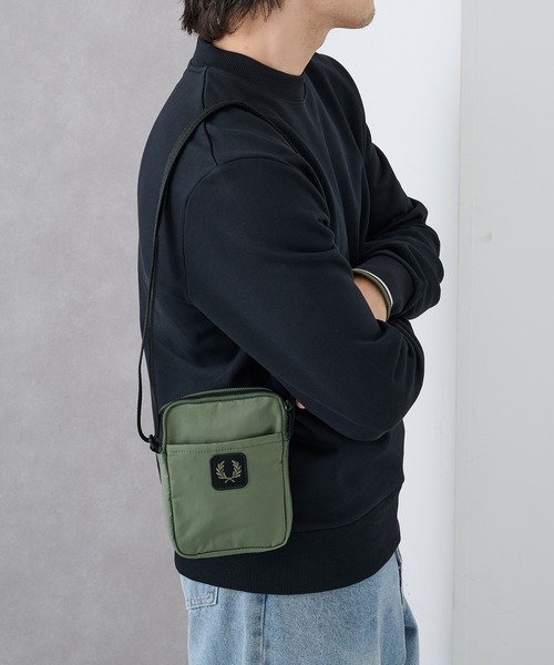 FRED PERRY（フレッドペリー）の「【FRED PERRY】CRINKLE NLYON SMALL SIDE L3341/クリンクル ナイロン ミニショルダーバッグ（ショルダーバッグ・メンズ・カーキ/ブラック・FREE）」の17枚目の写真