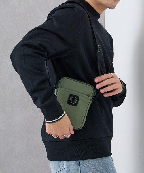 FRED PERRY（フレッドペリー）の「【FRED PERRY】CRINKLE NLYON SMALL SIDE L3341/クリンクル ナイロン ミニショルダーバッグ（ショルダーバッグ・メンズ・カーキ/ブラック・FREE）」の18枚目の写真
