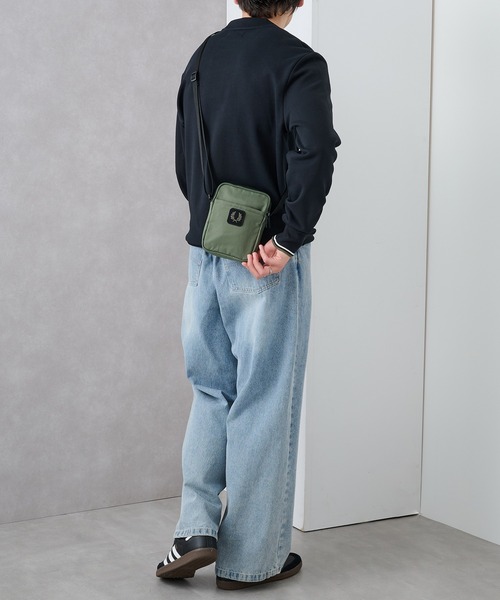FRED PERRY（フレッドペリー）の「【FRED PERRY】CRINKLE NLYON SMALL SIDE L3341/クリンクル ナイロン ミニショルダーバッグ（ショルダーバッグ・メンズ・カーキ/ブラック・FREE）」の22枚目の写真