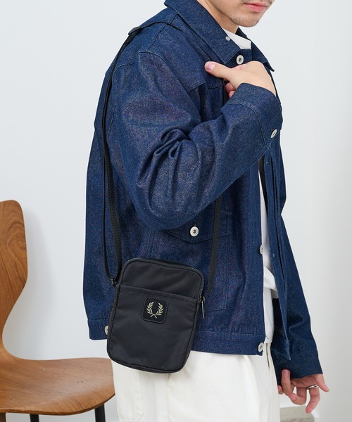 FRED PERRY（フレッドペリー）の「【FRED PERRY】CRINKLE NLYON SMALL SIDE L3341/クリンクル ナイロン ミニショルダーバッグ（ショルダーバッグ・メンズ・カーキ/ブラック・FREE）」の10枚目の写真