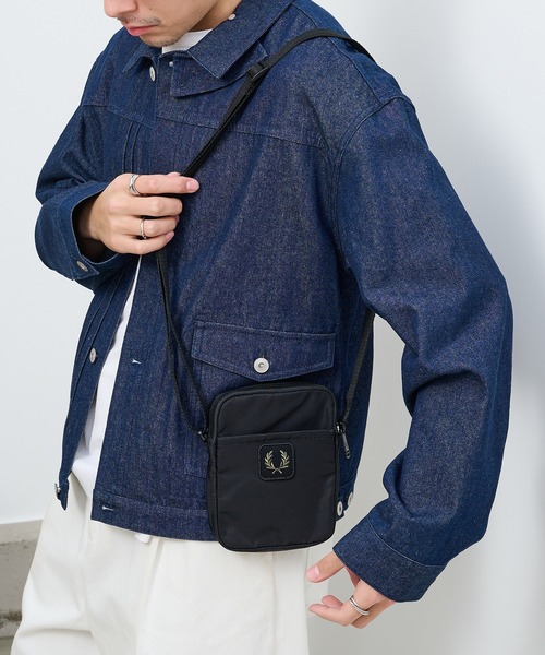 FRED PERRY（フレッドペリー）の「【FRED PERRY】CRINKLE NLYON SMALL SIDE L3341/クリンクル ナイロン ミニショルダーバッグ（ショルダーバッグ・メンズ・カーキ/ブラック・FREE）」の11枚目の写真