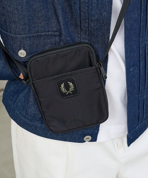 FRED PERRY（フレッドペリー）の「【FRED PERRY】CRINKLE NLYON SMALL SIDE L3341/クリンクル ナイロン ミニショルダーバッグ（ショルダーバッグ・メンズ・カーキ/ブラック・FREE）」の9枚目の写真