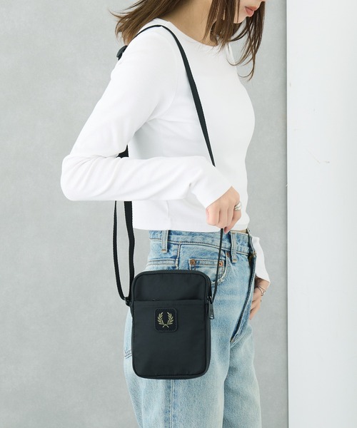 FRED PERRY（フレッドペリー）の「【FRED PERRY】CRINKLE NLYON SMALL SIDE L3341/クリンクル ナイロン ミニショルダーバッグ（ショルダーバッグ・メンズ・カーキ/ブラック・FREE）」の5枚目の写真