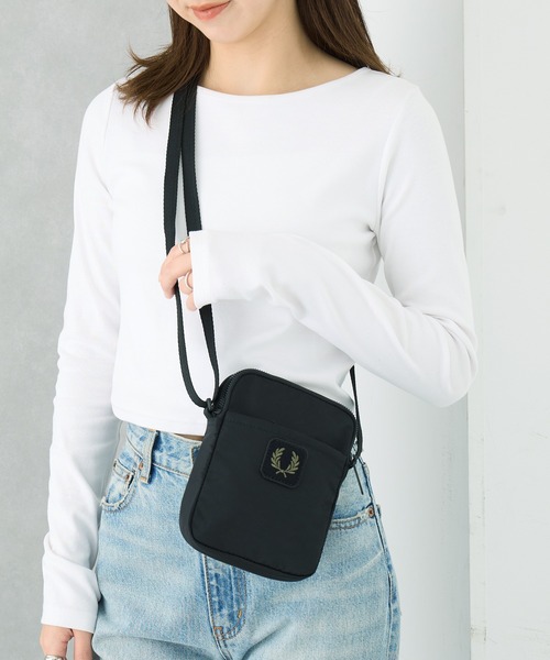 FRED PERRY（フレッドペリー）の「【FRED PERRY】CRINKLE NLYON SMALL SIDE L3341/クリンクル ナイロン ミニショルダーバッグ（ショルダーバッグ・メンズ・カーキ/ブラック・FREE）」の6枚目の写真