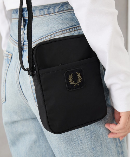 FRED PERRY（フレッドペリー）の「【FRED PERRY】CRINKLE NLYON SMALL SIDE L3341/クリンクル ナイロン ミニショルダーバッグ（ショルダーバッグ・メンズ・カーキ/ブラック・FREE）」の4枚目の写真
