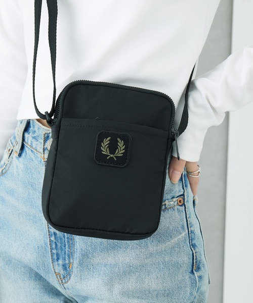 FRED PERRY（フレッドペリー）の「【FRED PERRY】CRINKLE NLYON SMALL SIDE L3341/クリンクル ナイロン ミニショルダーバッグ（ショルダーバッグ・メンズ・カーキ/ブラック・FREE）」の3枚目の写真