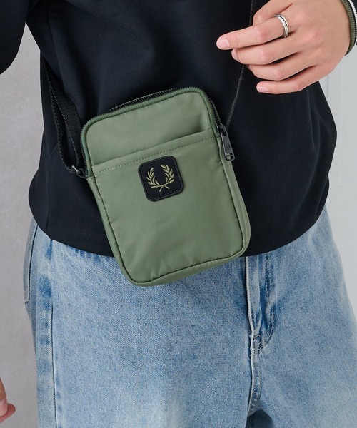 FRED PERRY（フレッドペリー）の「【FRED PERRY】CRINKLE NLYON SMALL SIDE L3341/クリンクル ナイロン ミニショルダーバッグ（ショルダーバッグ・メンズ・カーキ/ブラック・FREE）」の19枚目の写真