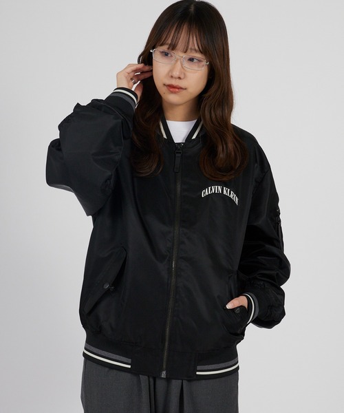 Calvin Klein（カルバン・クライン）の「【BTS JUNG KOOK / ジョングク着用商品】Calvin Klein/カルバンクライン LS UNFILLED NYLON TIPPED GRAPHIC BOMBER  MA-1 ブルゾン ナイロンジャケット ストリート カジュアル ライトアウター 羽織り 防水 防風 秋 秋服 秋 秋服 2026年秋冬（ブルゾン・メンズ・ブラック・S/M/L）」の22枚目の写真
