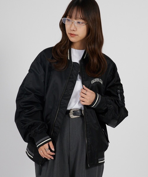Calvin Klein（カルバン・クライン）の「Calvin Klein/カルバンクライン LS UNFILLED NYLON TIPPED GRAPHIC BOMBER JUNG KOOK / ジョングク着用商品 MA-1 ストリート カジュアル ライトアウター 羽織り 2026年春夏（ブルゾン・メンズ・ブラック・S/M/L）」の22枚目の写真