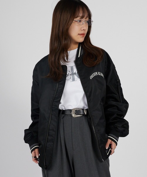 Calvin Klein（カルバン・クライン）の「Calvin Klein/カルバンクライン LS UNFILLED NYLON TIPPED GRAPHIC BOMBER JUNG KOOK / ジョングク着用商品 MA-1 ストリート カジュアル ライトアウター 羽織り 2026年春夏（ブルゾン・メンズ・ブラック・S/M/L）」の21枚目の写真