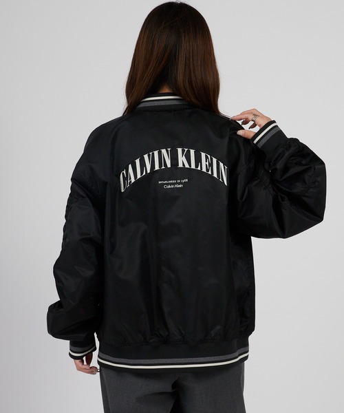 Calvin Klein（カルバン・クライン）の「Calvin Klein/カルバンクライン LS UNFILLED NYLON TIPPED GRAPHIC BOMBER JUNG KOOK / ジョングク着用商品 MA-1 ストリート カジュアル ライトアウター 羽織り 2026年春夏（ブルゾン・メンズ・ブラック・S/M/L）」の20枚目の写真