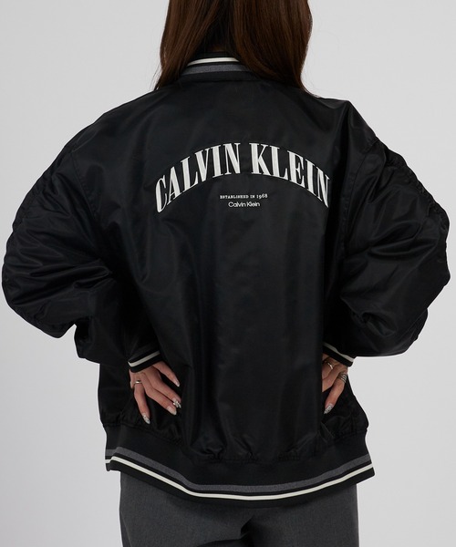 Calvin Klein（カルバン・クライン）の「Calvin Klein/カルバンクライン LS UNFILLED NYLON TIPPED GRAPHIC BOMBER JUNG KOOK / ジョングク着用商品 MA-1 ストリート カジュアル ライトアウター 羽織り 2026年春夏（ブルゾン・メンズ・ブラック・S/M/L）」の19枚目の写真