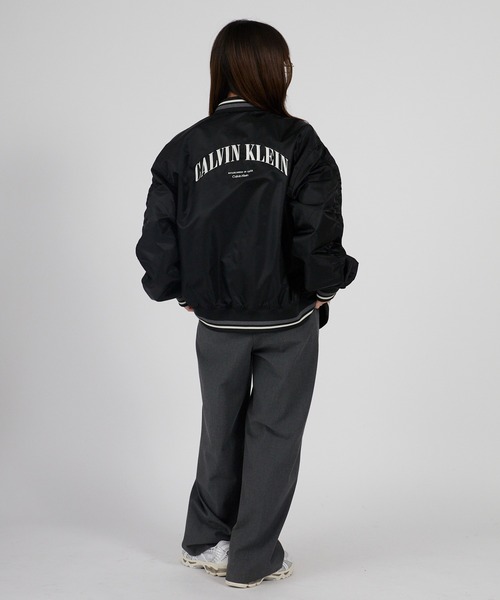 Calvin Klein（カルバン・クライン）の「Calvin Klein/カルバンクライン LS UNFILLED NYLON TIPPED GRAPHIC BOMBER JUNG KOOK / ジョングク着用商品 MA-1 ストリート カジュアル ライトアウター 羽織り 2026年春夏（ブルゾン・メンズ・ブラック・S/M/L）」の15枚目の写真