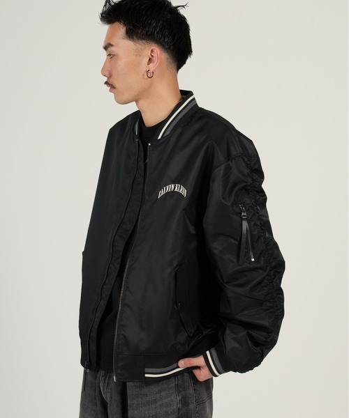 Calvin Klein（カルバン・クライン）の「Calvin Klein/カルバンクライン LS UNFILLED NYLON TIPPED GRAPHIC BOMBER JUNG KOOK / ジョングク着用商品 MA-1 ストリート カジュアル ライトアウター 羽織り 2026年春夏（ブルゾン・メンズ・ブラック・S/M/L）」の14枚目の写真