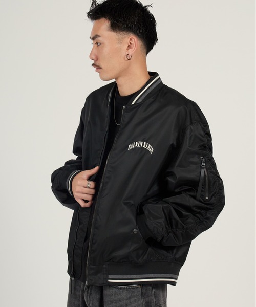 Calvin Klein（カルバン・クライン）の「Calvin Klein/カルバンクライン LS UNFILLED NYLON TIPPED GRAPHIC BOMBER JUNG KOOK / ジョングク着用商品 MA-1 ストリート カジュアル ライトアウター 羽織り 2026年春夏（ブルゾン・メンズ・ブラック・S/M/L）」の13枚目の写真