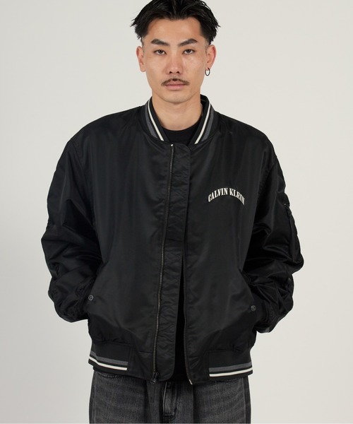 Calvin Klein（カルバン・クライン）の「Calvin Klein/カルバンクライン LS UNFILLED NYLON TIPPED GRAPHIC BOMBER JUNG KOOK / ジョングク着用商品 MA-1 ストリート カジュアル ライトアウター 羽織り 2026年春夏（ブルゾン・メンズ・ブラック・S/M/L）」の12枚目の写真