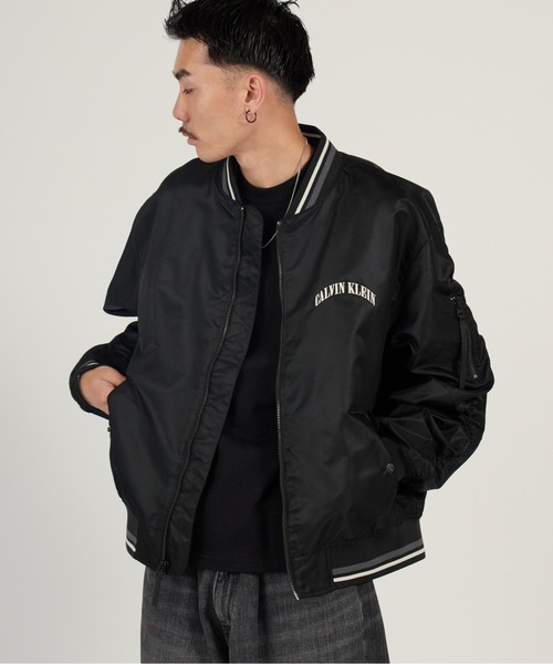 Calvin Klein（カルバン・クライン）の「Calvin Klein/カルバンクライン LS UNFILLED NYLON TIPPED GRAPHIC BOMBER JUNG KOOK / ジョングク着用商品 MA-1 ストリート カジュアル ライトアウター 羽織り 2026年春夏（ブルゾン・メンズ・ブラック・S/M/L）」の11枚目の写真