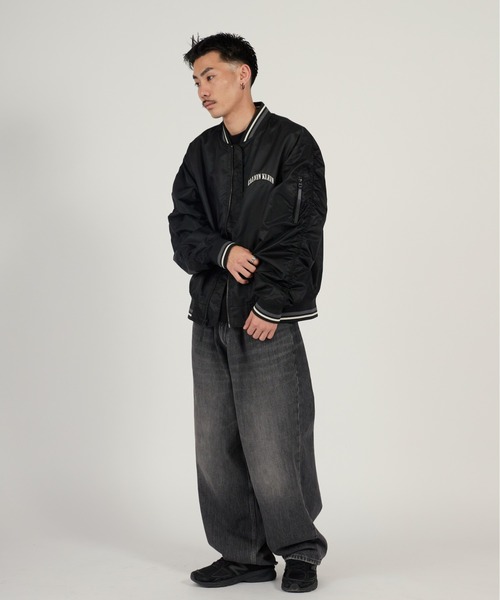 Calvin Klein（カルバン・クライン）の「Calvin Klein/カルバンクライン LS UNFILLED NYLON TIPPED GRAPHIC BOMBER JUNG KOOK / ジョングク着用商品 MA-1 ストリート カジュアル ライトアウター 羽織り 2026年春夏（ブルゾン・メンズ・ブラック・S/M/L）」の2枚目の写真