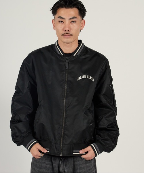 Calvin Klein（カルバン・クライン）の「Calvin Klein/カルバンクライン LS UNFILLED NYLON TIPPED GRAPHIC BOMBER JUNG KOOK / ジョングク着用商品 MA-1 ストリート カジュアル ライトアウター 羽織り 2026年春夏（ブルゾン・メンズ・ブラック・S/M/L）」の10枚目の写真