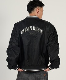 Calvin Klein（カルバン・クライン）の「【BTS JUNG KOOK / ジョングク着用商品】Calvin Klein/カルバンクライン LS UNFILLED NYLON TIPPED GRAPHIC BOMBER  MA-1 ストリート カジュアル ライトアウター 羽織り 防水 防風 梅雨 雨の日 ナイロンジャケット 2026年 夏 夏服 秋服（ブルゾン）」