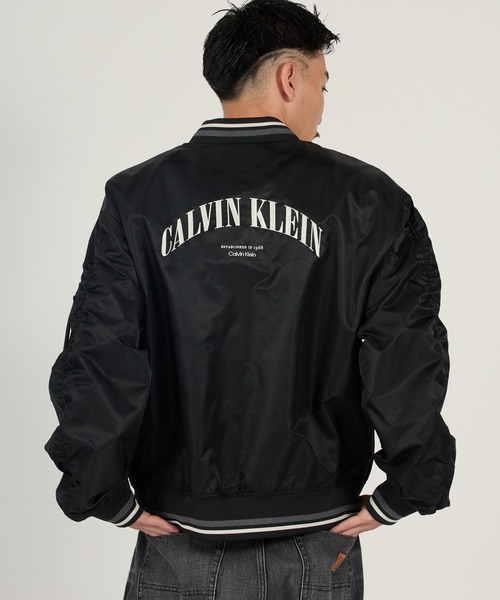Calvin Klein（カルバン・クライン）の「Calvin Klein/カルバンクライン LS UNFILLED NYLON TIPPED GRAPHIC BOMBER JUNG KOOK / ジョングク着用商品 MA-1 ストリート カジュアル ライトアウター 羽織り 2026年春夏（ブルゾン・メンズ・ブラック・S/M/L）」の7枚目の写真