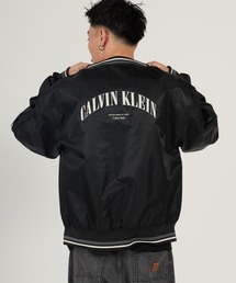 Calvin Klein（カルバン・クライン）の「【BTS JUNG KOOK / ジョングク着用商品】Calvin Klein/カルバンクライン LS UNFILLED NYLON TIPPED GRAPHIC BOMBER  MA-1 ストリート カジュアル ライトアウター 羽織り 防水 防風 梅雨 雨の日 ナイロンジャケット 2026年 夏 夏服 秋服（ブルゾン）」