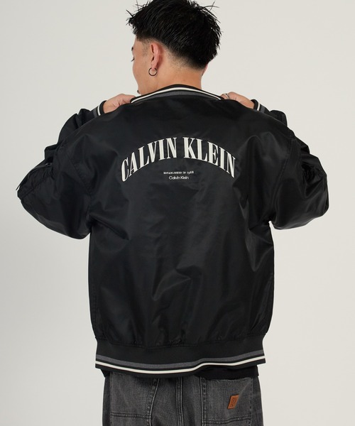 Calvin Klein（カルバン・クライン）の「Calvin Klein/カルバンクライン LS UNFILLED NYLON TIPPED GRAPHIC BOMBER JUNG KOOK / ジョングク着用商品 MA-1 ストリート カジュアル ライトアウター 羽織り 2026年春夏（ブルゾン・メンズ・ブラック・S/M/L）」の5枚目の写真