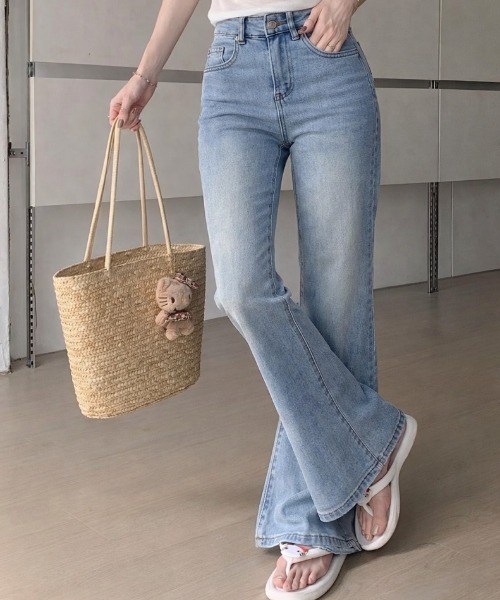 NANEA(ナネア)の「ハイウエスト セミフレア デニム パンツ(デニムパンツ・レディース・サックスブルー/ブラック/ブルー・MEDIUM/LARGE/SMALL)」の1枚目の写真