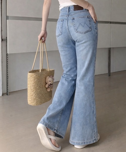NANEA(ナネア)の「ハイウエスト セミフレア デニム パンツ(デニムパンツ・レディース・サックスブルー/ブラック/ブルー・MEDIUM/LARGE/SMALL)」の11枚目の写真