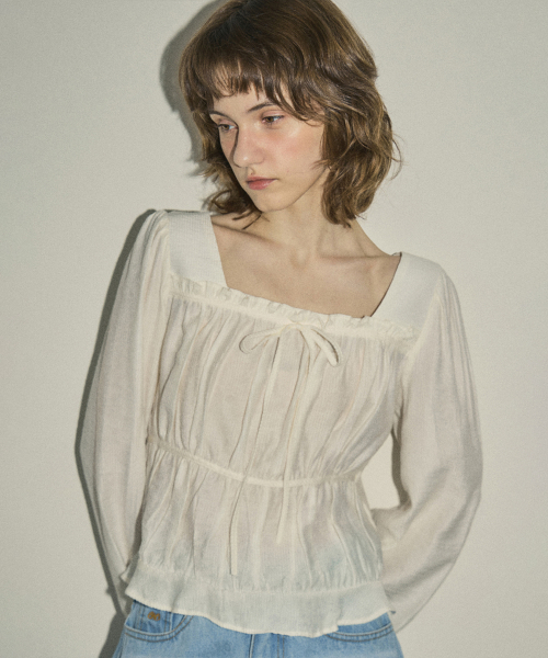 OURNOSTALGIA(アワー ノスタルジア)の「Square neck shirring blouse_Cream(O25-BL01)(シャツ/ブラウス・レディース・Cream・FREE)」の3枚目の写真