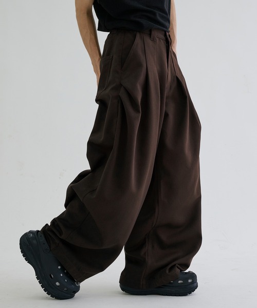 EPNK(イーピーエヌケー)の「Multi tuck slacks / マルチタックスラックス(スラックス・メンズ・チャコールグレー/ダークブラウン・SMALL/MEDIUM/LARGE)」の2枚目の写真