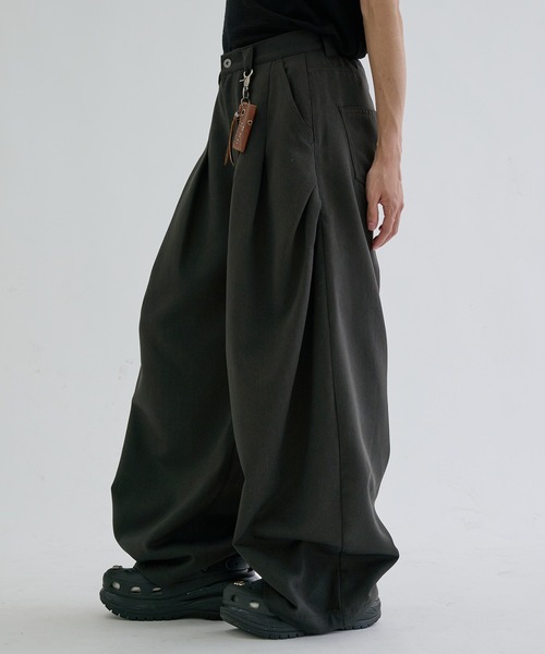 EPNK(イーピーエヌケー)の「Multi tuck slacks / マルチタックスラックス(スラックス・メンズ・チャコールグレー/ダークブラウン・SMALL/MEDIUM/LARGE)」の1枚目の写真