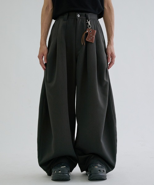 EPNK(イーピーエヌケー)の「Multi tuck slacks / マルチタックスラックス(スラックス・メンズ・チャコールグレー/ダークブラウン・SMALL/MEDIUM/LARGE)」の7枚目の写真