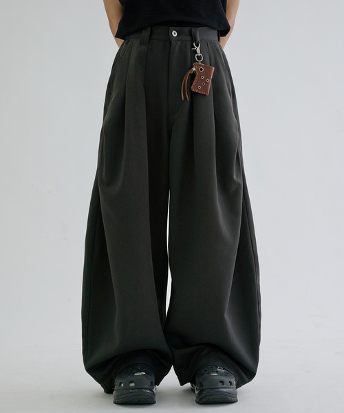 EPNK(イーピーエヌケー)の「Multi tuck slacks / マルチタックスラックス(スラックス・メンズ・チャコールグレー/ダークブラウン・SMALL/MEDIUM/LARGE)」の8枚目の写真