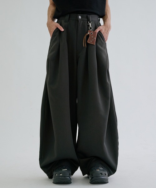 EPNK(イーピーエヌケー)の「Multi tuck slacks / マルチタックスラックス(スラックス・メンズ・チャコールグレー/ダークブラウン・SMALL/MEDIUM/LARGE)」の9枚目の写真