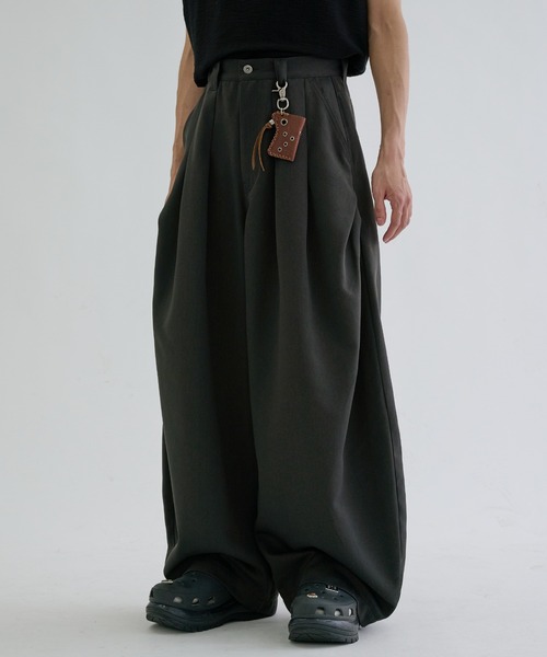 EPNK(イーピーエヌケー)の「Multi tuck slacks / マルチタックスラックス(スラックス・メンズ・チャコールグレー/ダークブラウン・SMALL/MEDIUM/LARGE)」の10枚目の写真