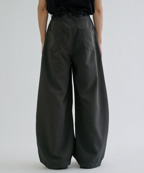 EPNK(イーピーエヌケー)の「Multi tuck slacks / マルチタックスラックス(スラックス・メンズ・チャコールグレー/ダークブラウン・SMALL/MEDIUM/LARGE)」の11枚目の写真