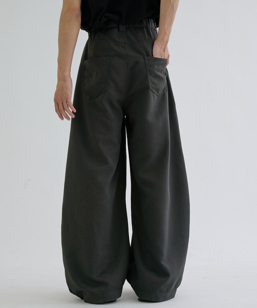 EPNK(イーピーエヌケー)の「Multi tuck slacks / マルチタックスラックス(スラックス・メンズ・チャコールグレー/ダークブラウン・SMALL/MEDIUM/LARGE)」の12枚目の写真