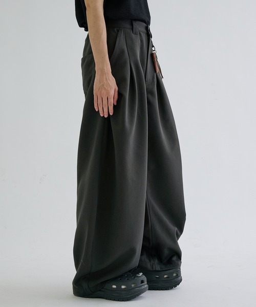 EPNK(イーピーエヌケー)の「Multi tuck slacks / マルチタックスラックス(スラックス・メンズ・チャコールグレー/ダークブラウン・SMALL/MEDIUM/LARGE)」の13枚目の写真