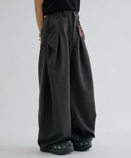 EPNK(イーピーエヌケー)の「Multi tuck slacks / マルチタックスラックス(スラックス・メンズ・チャコールグレー/ダークブラウン・SMALL/MEDIUM/LARGE)」の14枚目の写真
