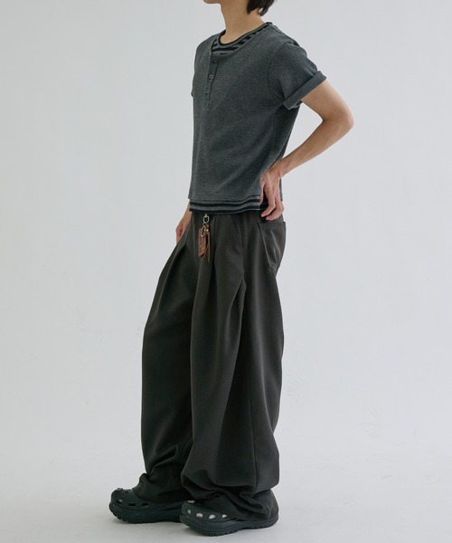 EPNK(イーピーエヌケー)の「Multi tuck slacks / マルチタックスラックス(スラックス・メンズ・チャコールグレー/ダークブラウン・SMALL/MEDIUM/LARGE)」の19枚目の写真