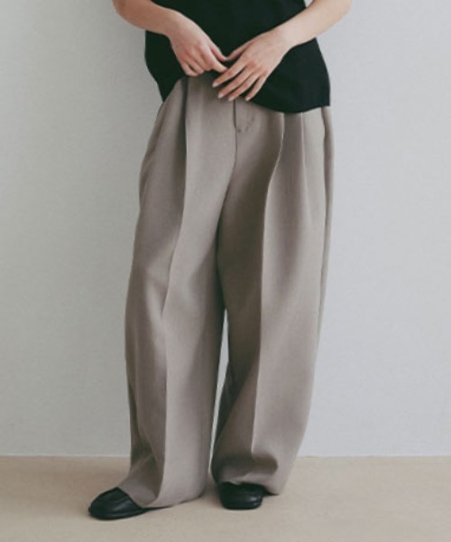 ETRE TOKYO（エトレトウキョウ）の「ダブルクロスハイウエストタックパンツ（その他パンツ・レディース・ネイビー/ブラック/グレイッシュベージュ・S/M）」の3枚目の写真